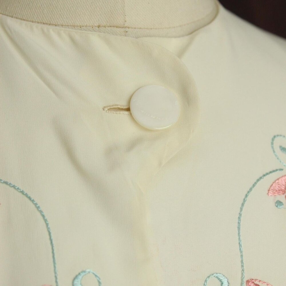 Vintage 1940s Bed Jacket, Winter White Rayon with Blue and Pink Embroidery Short - Picture 10 of 10